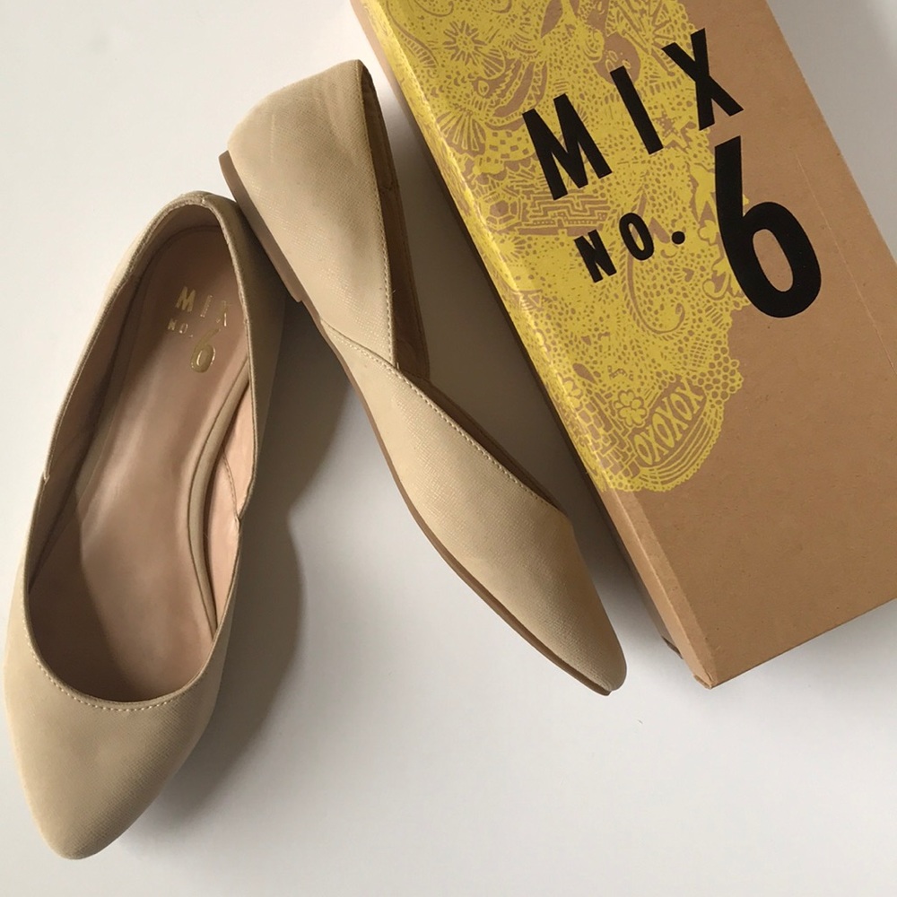 New with Box Mix No 6 cream / light tan flats 8